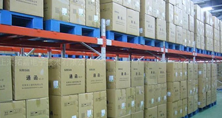 塑料托盤(pán)工廠(chǎng)倉(cāng)庫(kù)上貨架使用