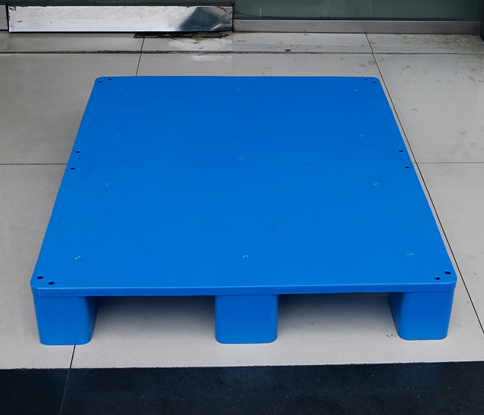 平板九腳塑料托盤(pán)：環(huán)保材料引發(fā)的行業(yè)變革