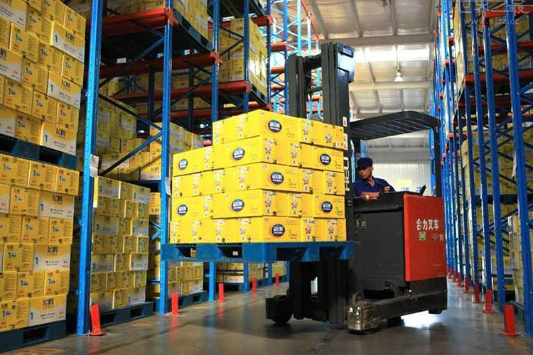 6011748399231512.jpg 塑料托盤-整垛裝卸應(yīng)用.jpg