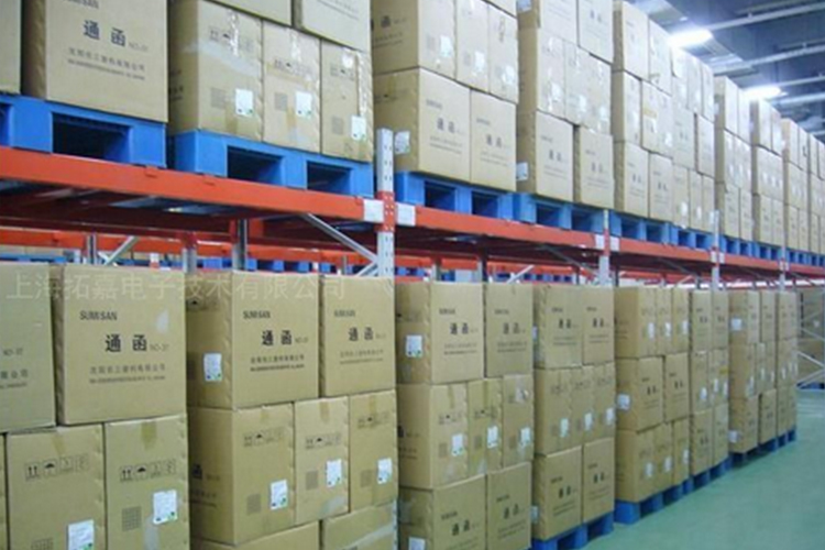 661747990412339.jpg 塑料托盤工廠倉(cāng)庫(kù)上貨架使用.jpg