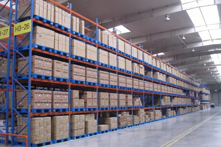 7971748399657586.jpg 塑料托盤(pán)上貨架使用案例.jpg