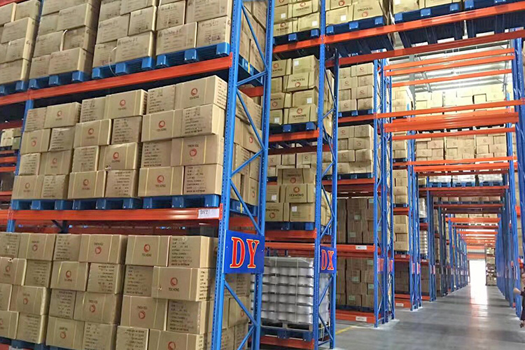 9311748399295395.jpg 塑料托盤(pán)應(yīng)用于大型倉(cāng)庫(kù)貨架.jpg